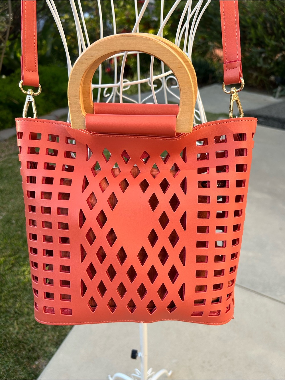 Women’s Coral Cutout purse with Wooden Handles JOY Susan NEW